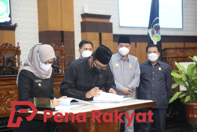 Paripurna DPRD Banyuwangi : Raperda APBD 2023 Disahkan jadi Perda