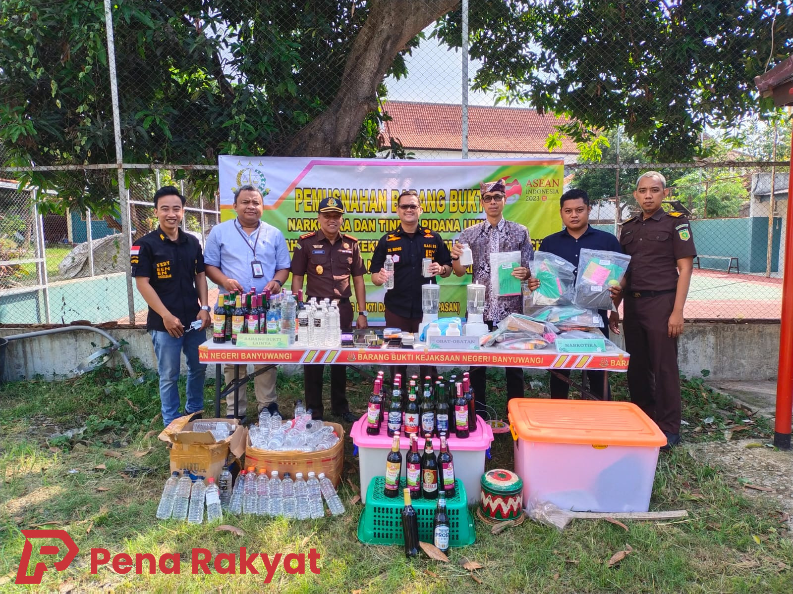 Kejari Banyuwangi Musnahkan BB 17 Perkara Narkotika 
