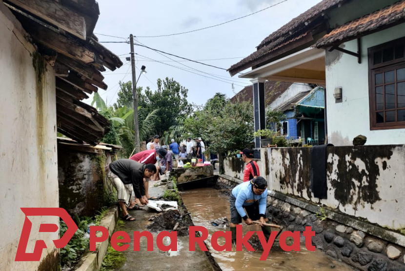 Saat Anggota DPRD Banyuwangi Kerja Bakti Bersama Warga
