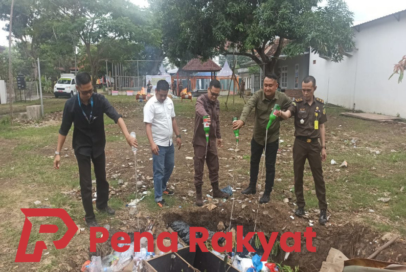 Jelang Hari Bhakti Adhyaksa, Kejari Banyuwangi Musnahkan Uang Palsu Ratusan Juta