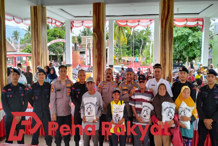 400 Warga Desa Sumberagung Terima Bantuan Sembako Ditpamobvit Polda Jatim