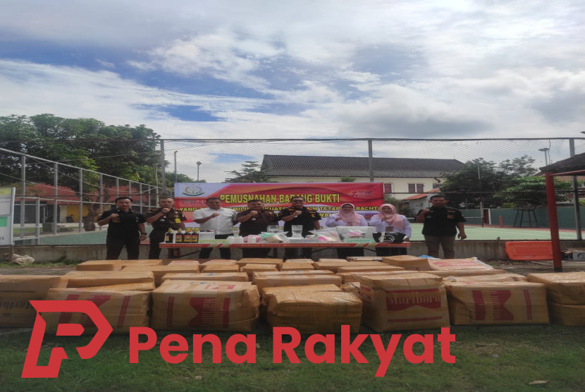 Kejari Banyuwangi Musnahkan Sabu, Pil Terlarang, dan Ribuan Botol Miras