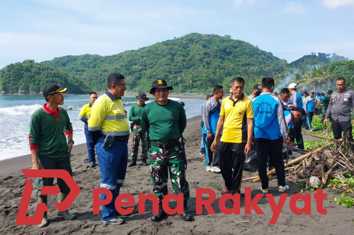 Kolaborasi Puslatpurmar dan PT BSI, Bersihkan Pantai Sambut Dirgahayu Ke-48 Kolatmar 