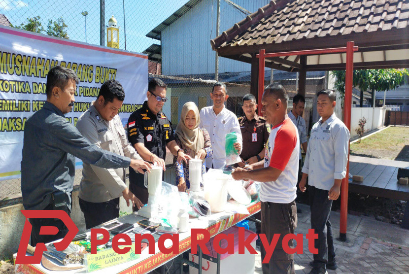Tegakkan Hukum Kejari Banyuwangi Musnahkan Ratusan BB